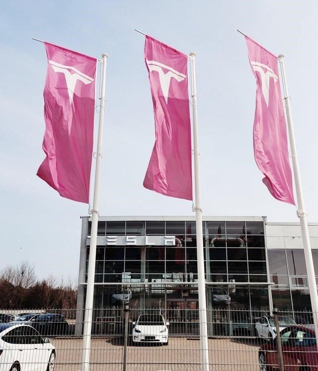随着在欧洲的扩张, 特斯拉在波兰开设第一家实体店