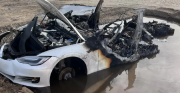 特斯拉Model S在拆车厂内起火 三周前曾发生事故