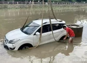 不知该谁哭? 网友的车被水冲跑, 好不容易才找到, 成了这模样儿